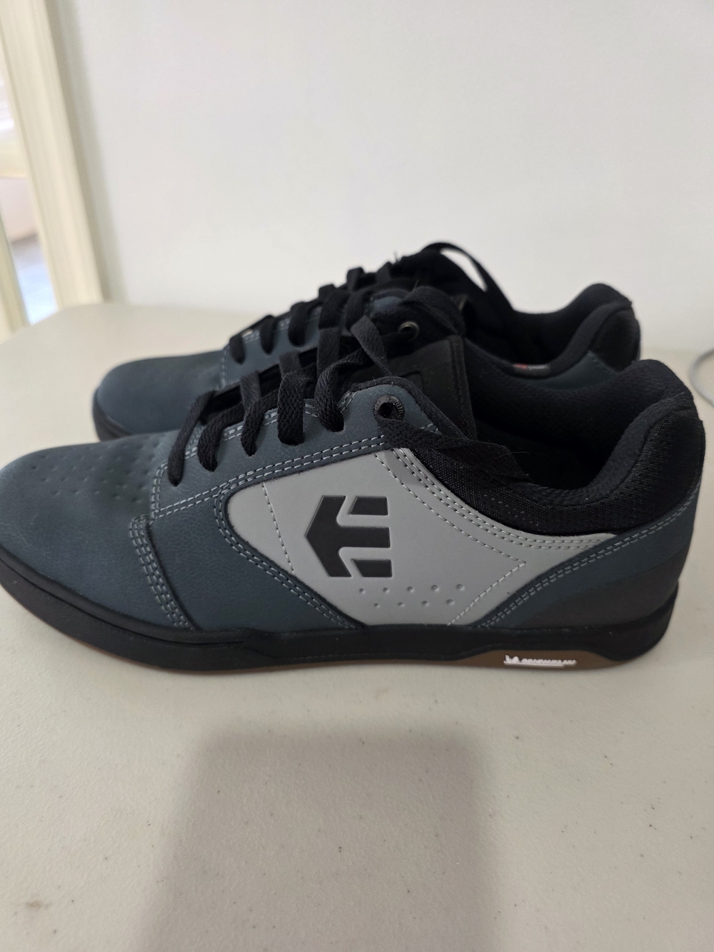 Etnies Men's 9 Camber Crank Gray Black Gum Skate Style Sneakers